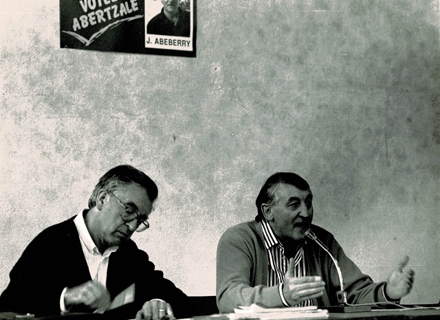 28 septembre 1988, le leader de Herri Batasuna Txillardegi, ami de longue date de Jakes Abeberry, vient le soutenir aux élections cantonales de 1988.