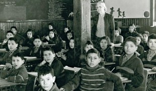 Dans un pensionnat d'enfants autochtones : Interdit de porter des mocassins, des perles, des plumes, des cheveux longs, des tresses ou de parler algonquin, micmac, crie, ojibwé ou inuit. En arrivant, les enfants devaient aussi abandonner leur nom indien. On les rebaptisait avec des prénoms chrétiens et des noms de famille avec des consonances anglaises ou françaises. Ils avaient aussi un matricule.