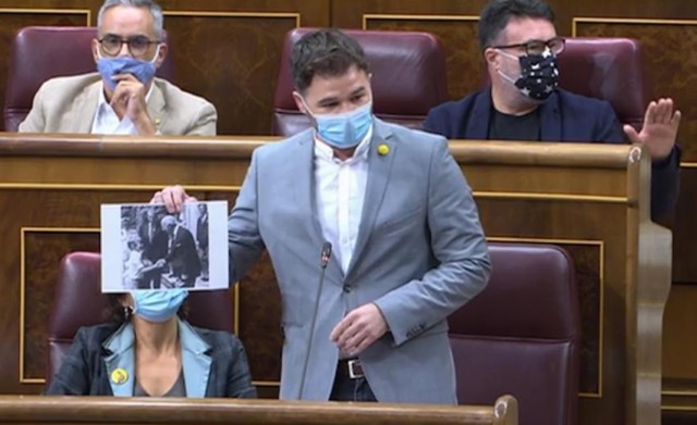 Le Porte-parole d’Esquerra Republicana de Catalunya, Gabriel Rufián affiche une photo du futur Felipe VI enfant, en train de saluer Francisco Franco, en présence de Juan Carlos. Franco est le seul Espagnol qui a élu Felipe VI.