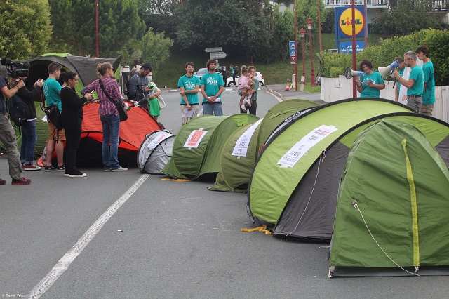 7 juillet 2021, chemin de tentes entre la CAPB et le siège social de Poplidays